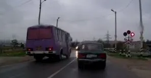 В Севастополе маршрутки "проскакивают" переезды на "красный" перед поездом