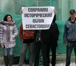 Севастопольские общественники пикетировали реконструкцию филиала музея ЧФ в храм архистратига Михаила