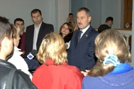 На вопрос, как остановить стройку на территории школы в Севастополе, Дойников посоветовал общественникам отксерить документы и подождать