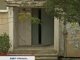 Жители дома по улице Николая Хрусталева не могут выйти из дома из-за аварийного козырька