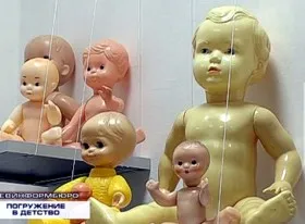 Потертые плюшевые мишки, красочные куклы Барби и голубоглазые пупсы. В доме Москвы открылась выставка советских и зарубежных игрушек