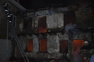 В Севастополе сгорели закусочная и заброшенный дом