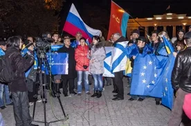 «Пустите Дуньку в Европу». На площади Нахимова «глянцевость» прямого эфира «5 канала» с «евромайданом» подпортили лозунгами и российскими флагами.