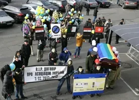 В Киеве на "похоронах" ассоциации с ЕС порвали баян