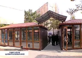 На проспекте Острякова в районе остановочного комплекса «Хрюкина» открылся благоустроенный мини-рынок с бесплатными торговыми местами для социально незащищенной категории граждан