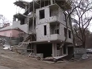 В Севастополе упавшая стена недостроя (Гоголя 35-Д) проломила крышу соседнего дома