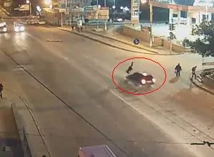 На "Студгородке" женщина сделала сальто в воздухе от наезда автомобиля. Запись веб-камеры