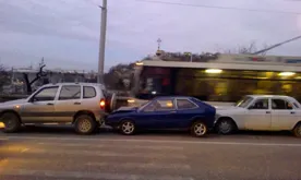 В Севастополе паровозиком столкнулись три автомобиля