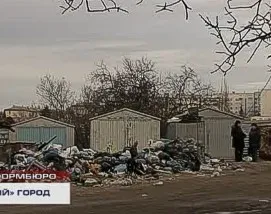 Уже 17 дней в одном из севастопольских дворов не вывозят мусор. Идти на крайние меры и сжигать его самостоятельно жители 23-го дома по проспекту Победы не решаются...