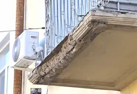 На улице в центре Севастополя обрушилась часть балкона