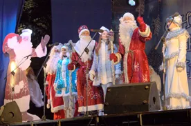 В Севастополе Дед Мороз и Снегурочка встретились с китайскими символами Нового года, Яцубой и Затулиным