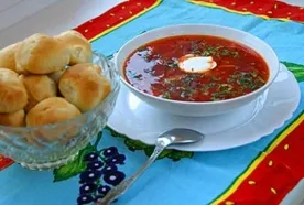 Любимым блюдом жителей Украины остается борщ. Сало сдает позиции