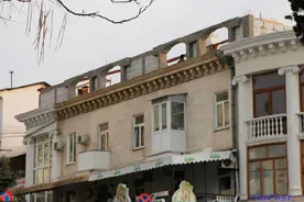 Под шумок в центре Севастополе кто-то в срочном порядке возводит постройки на крышах домов