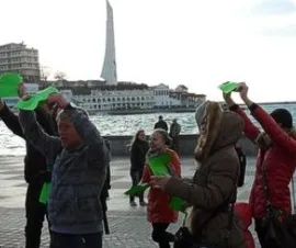 В Севастополе провели флешмоб в поддержку общегородской акции «Сделаем Севастополь Чище!»