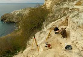 В Севастополе в районе Фиолента неизвестные обстреляли археологов, ведущих официальные раскопки