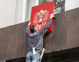 На здании СГГА установлены таблички и герб России