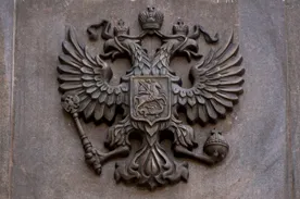 На фронтоне Дома Правительства Севастополя установлен новый Герб России авторской работы
