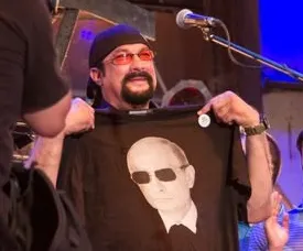 «Плевать на санкции»: на байк-шоу в Севастополе Стивену Сигалу подарили футболку с Путиным
