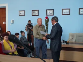 В Доме правительства Севастополя в третий раз вручили сертификаты на жилье льготникам. Обещают, что очередь будет двигаться