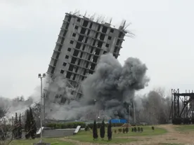 И всё-таки он рухнул! Третий взрыв 16-этажки в Севастополе проведен успешно: дом лежит на земле. ВИДЕО