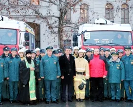 Глава МЧС Владимир Пучков вручил севастопольским спасателям новую технику и новогодние подарки детям