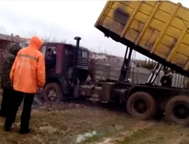 КамАЗ без водителя протаранил калитку, забор и уличный туалет на участке пожилой женщины