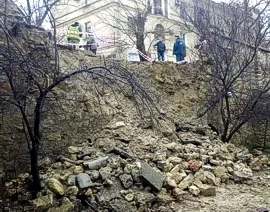 На ул. Советской в Севастополе рухнула опорная стена