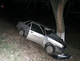 Возле Севастополя молодой водитель врезался в дерево и погиб