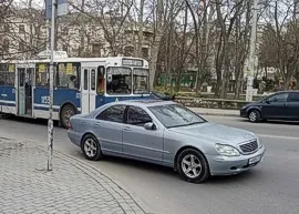 В Севастополе припаркованный "Мерседес" заблокировал движение троллейбусов на перекрестке