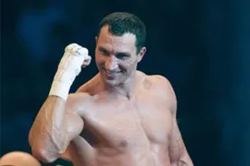Боксер Владимир Кличко защитил три титула чемпиона мира
