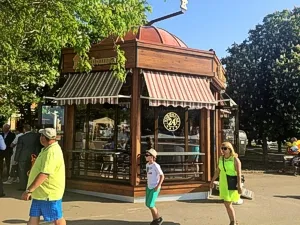 Кофейню «Коффишка» и ряд других незаконных торговых объектов на территории Приморского бульвара демонтируют