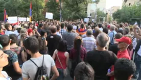 В центре Еревана митингуют несколько сотен человек