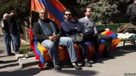 Один из митингующих в Ереване зашил себе рот