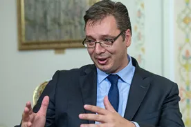 Премьер-министра Сербии забросали камнями в Сребренице