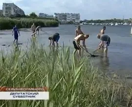 Депутаты помогли жителям Казачьей бухты облагородить дикий пляж