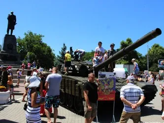 В центре Севастополя можно было посмотреть на "Бастионы" и забраться на танк. Фоторепортаж