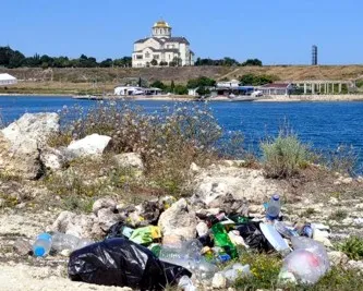 Севастопольский пляж в Карантинной бухте завален мусором