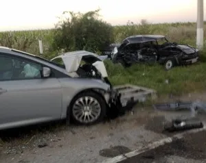 Лобовая авария под Севастополем - две машины разбиты "в хлам"