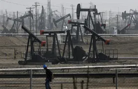 Цена нефти Brent упала ниже $50 за баррель впервые с января
