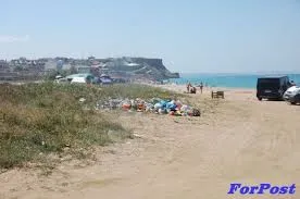 Предприниматели устроили свалку на пляже в Орловке под Севастополем