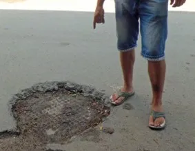 В Севастополе дорожные ямы заливают бетоном, а машины проваливаются в люки