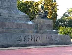 Памятник Ленину в Севастополе «украсили» надписью «Крим наш»