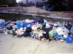 Севастопольцы выбрасывают мусор прямо у стен «Нахимки»