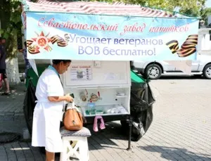 С Приморского бульвара Севастополя убирают бочки с квасом