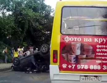 В Севастополе на Красном спуске перевернулась легковушка