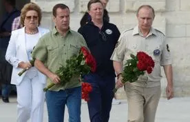 Путин и Медведев посетили мемориал Малахов курган и почтили память защитников Севастополя