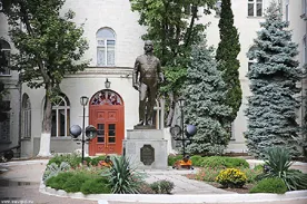 Памятник адмиралу Ушакову в Севастополе предлагают перенести на одноименную площадь. ОПРОС