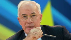 МИД Украины аннулировал диппаспорта экс-премьера Азарова и его сына