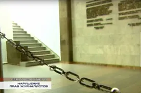 У парадного подъезда. "Трэш и угар" с нарушением прав журналистов Севастополя продолжается