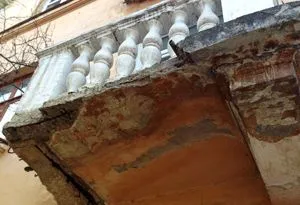 Хоть камни с неба: балконы Севастополя уже падают на головы прохожих